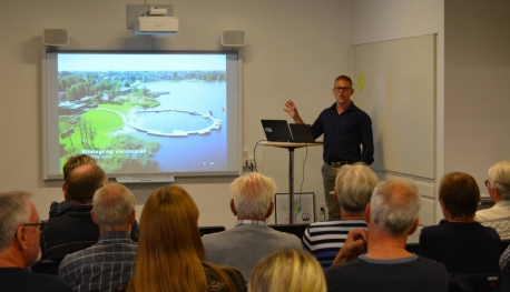 Formand for Jels Lokalråd Niels Bendix Rasmussen fortæller om arbejdet med den nye strategi og visionsplan. Foto: Benny Christensen.