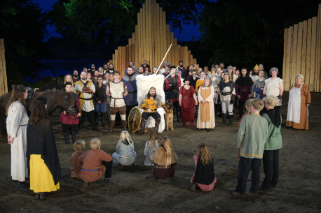 De frivillige skuespillere er klar til premieren på Skjoldungen fredag den 5. juli. Foto: Frank Cilius / Jels Vikingespil.